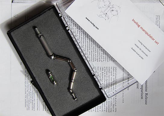 Invilog manipulator with holder for electrode and bubble level probe